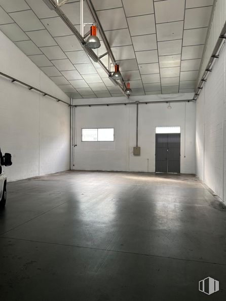 Nave en alquiler y venta en Polígono Industrial Borondo , Arganda del Rey, Madrid, 28500 con puerta, ventana, alumbrado, lámpara, suelo, techo, suelos, hormigón, hall y material de construcción alrededor