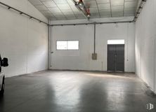 Nave en alquiler y venta en Polígono Industrial Borondo , Arganda del Rey, Madrid, 28500 con puerta, ventana, alumbrado, lámpara, suelo, techo, suelos, hormigón, hall y material de construcción alrededor