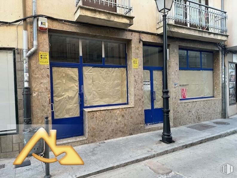 Retail for sale at Plaza España, El Barco de Ávila, Ávila, 05600 with window, building, road surface, neighbourhood, wall, sidewalk, road, facade, tints and shades and door around