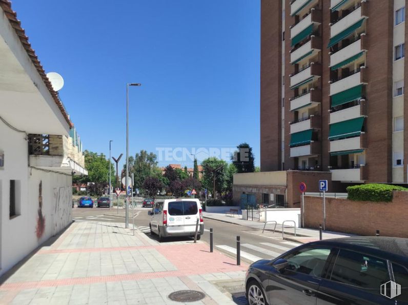 Retail for sale at Calle General Vives Camino, Guadalajara, 19003 with car, building, wheel, tire, daytime, sky, vehicle, window, plant and infrastructure around