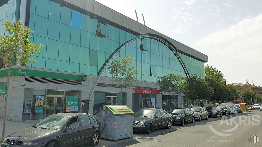 Retail for sale & for rent at Bulevar, Avenida Europa, Toledo, 45003 with car, building, automotive parking light, land vehicle, wheel, vehicle, tire, sky, property and cloud around