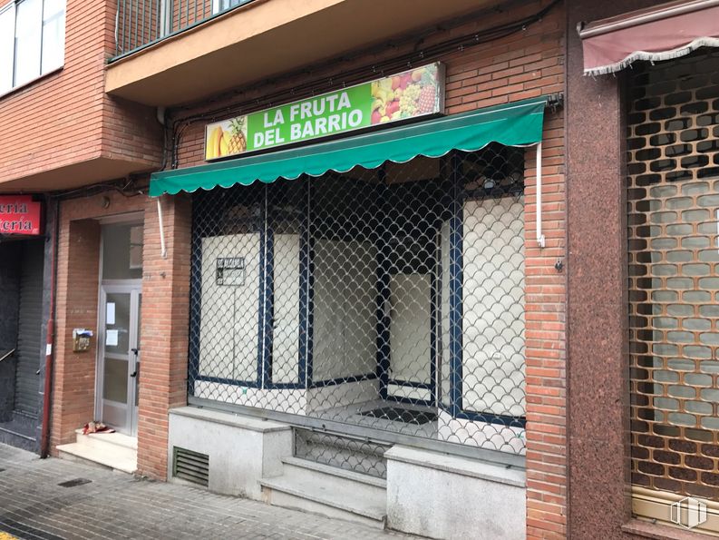 Retail for rent at Calle Nieves, 21, Segovia, 40003 with window, window blind, fixture, building, door, wood, facade, brick, awning and road around