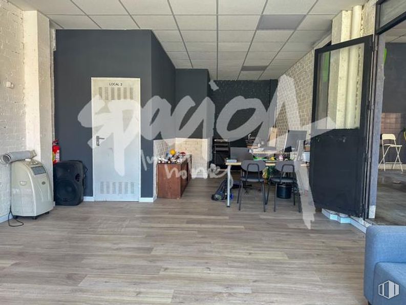 Local en alquiler en Avenida Nuevo Mundo, Boadilla del Monte, Madrid, 28660 con mueble, madera, suelos, suelo, edificio, sofá, casa, sombra, silla y madera dura alrededor