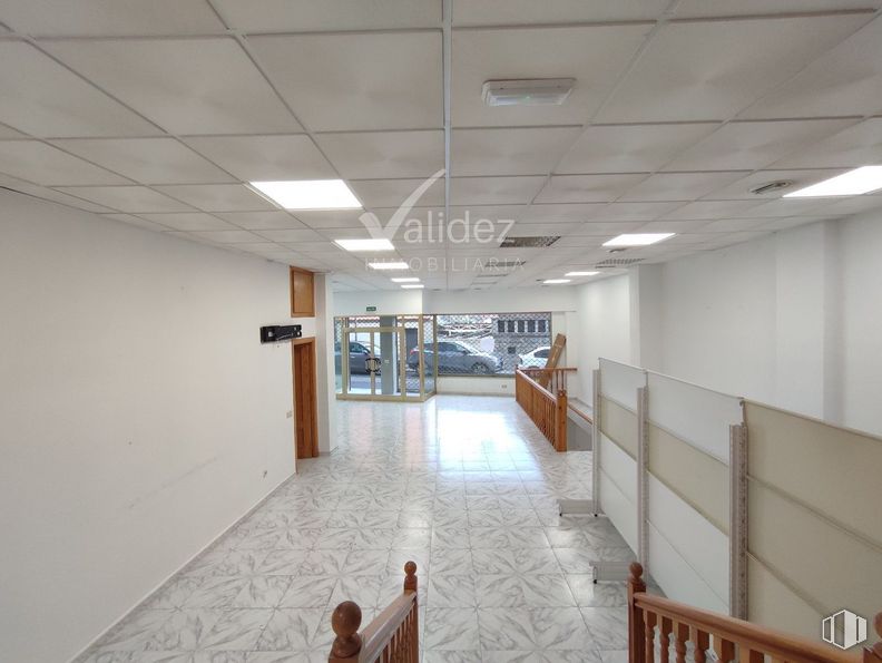 Retail for rent at Zona centro, El Escorial, Madrid, 28280 with furniture, interior design, floor, flooring, hall, fixture, ceiling, building, wood and event around