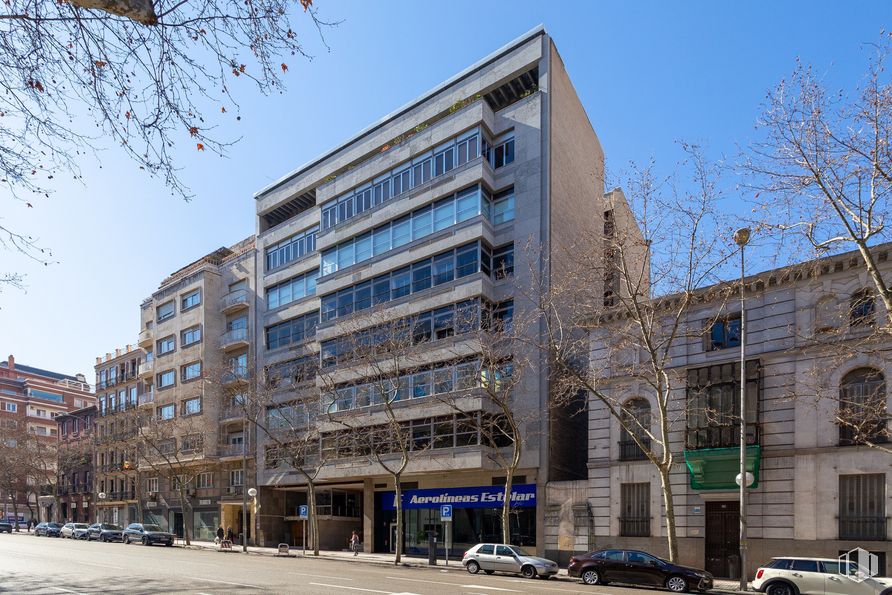 Office for rent at Edificio Cuauhtemoc, Calle Velázquez, 105, Salamanca, Madrid, 28006 with car, building, sky, wheel, daytime, property, window, vehicle, infrastructure and tire around