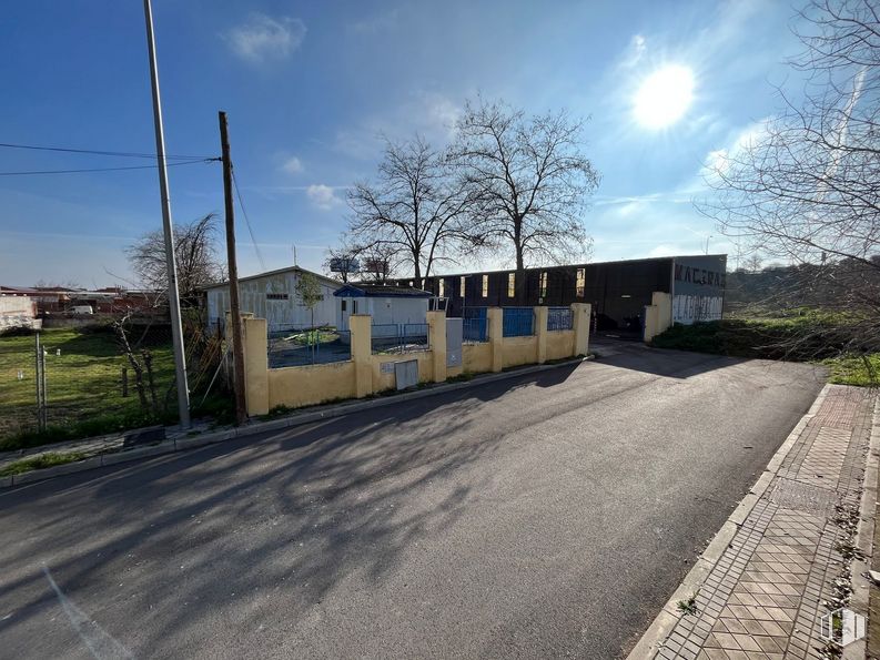 Industrial for rent at Calle Diciembre, San Blas - Canillejas, Madrid, 28022 with sky, cloud, plant, building, branch, tree, asphalt, road surface, track and rolling around