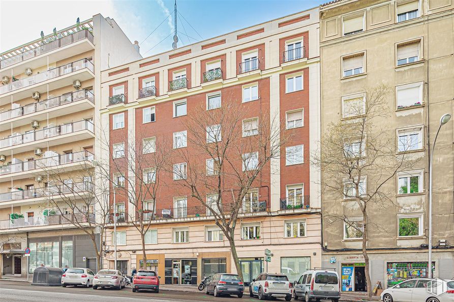 Local en venta en Ronda Segovia, 38, Arganzuela, Madrid, 28005 con coche, edificio, rueda, vehículo terrestre, neumático, durante el día, propiedad, ventana, cielo y vehículo alrededor