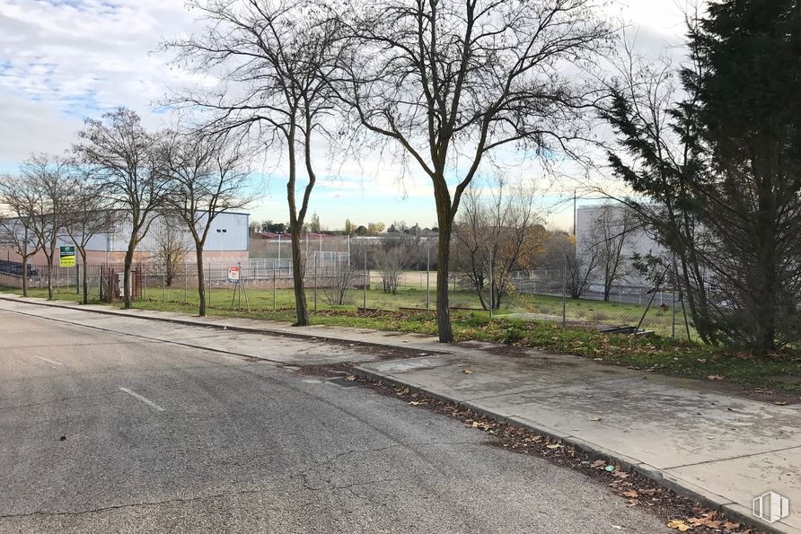 Suelo en venta en Calle Vía Ferrocarril, 13, Navalcarnero, Madrid, 28600 con edificio, cielo, planta, nube, árbol, rama, superficie de carretera, asfalto, lote de tierra y paisaje natural alrededor