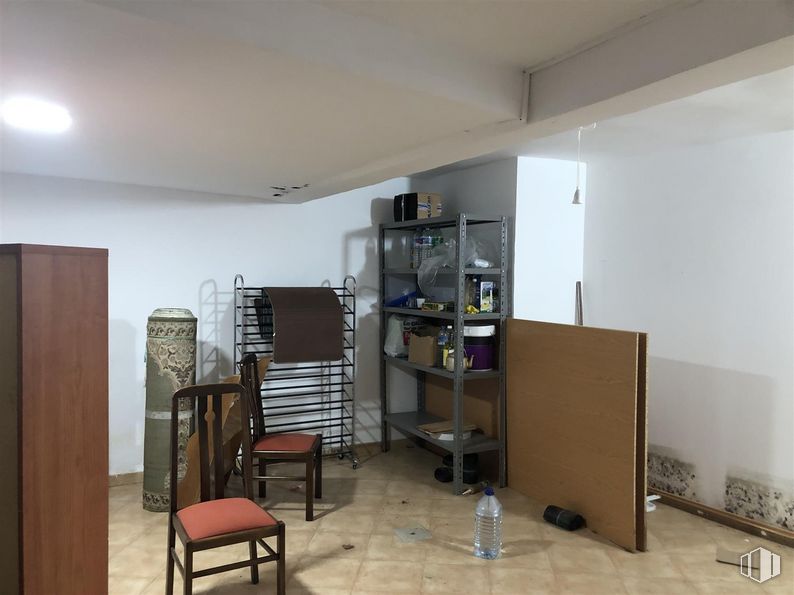 Retail for sale at Zona centro, Soto del Real, Madrid, 28791 with chair, furniture, bookcase, shelf, floor, interior design, shelving, flooring, home appliance and fixture around