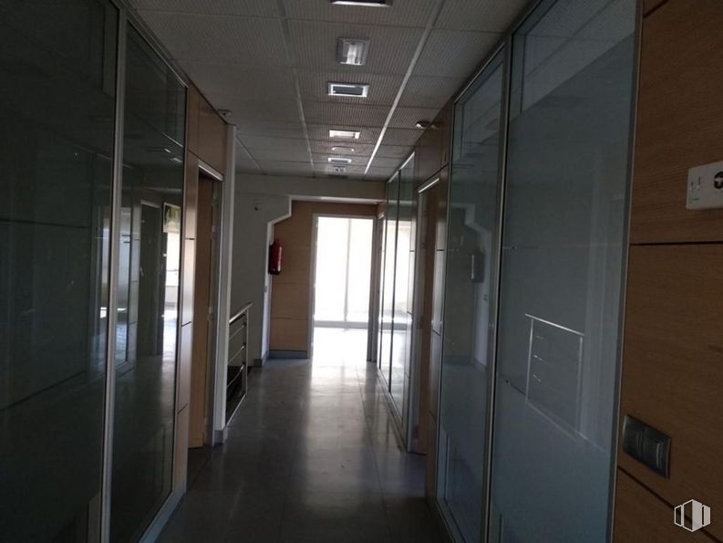 Office for rent at Zona Centro Comercial Tres Aguas, Alcorcón, Madrid, 28922 with door, fixture, interior design, hall, floor, wall, flooring, building, wood and ceiling around