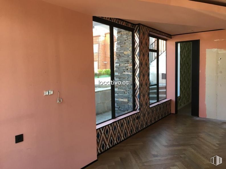 Local en venta en Casco Antiguo, Torrelodones, Madrid, 28250 con ventana, edificio, accesorio, madera, sombra, interiorismo, hall, suelo, casa y puerta alrededor