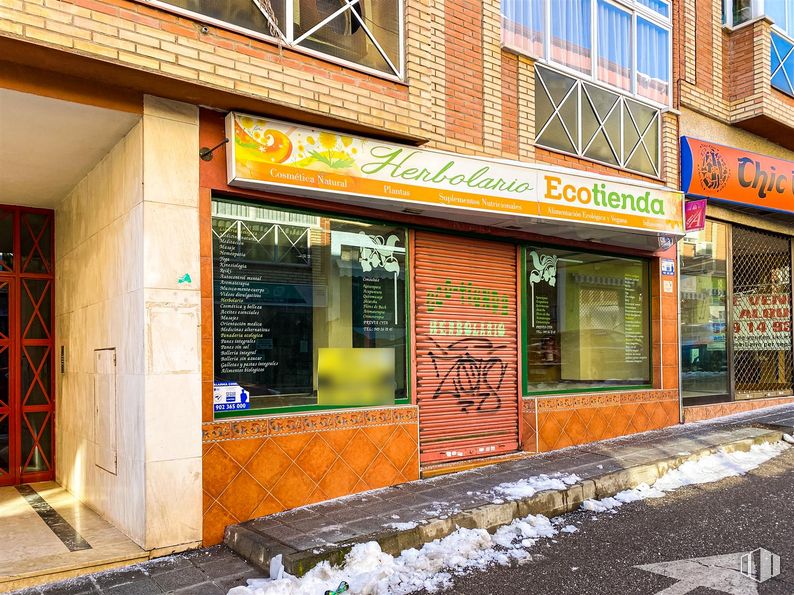 Retail for sale at Zona centro, Azuqueca de Henares, Guadalajara, 19200 with window, building, fixture, house, brick, brickwork, facade, door, font and wood around