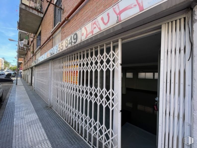 Local en venta en Calle Hernán Cortés, 12, Majadahonda, Madrid, 28220 con edificio, madera, cielo, fachada, superficie de la carretera, accesorio, acera, asfalto, material compuesto y metal alrededor