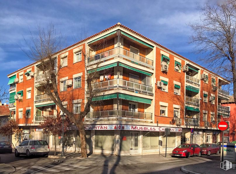 Local en venta en Calle Capitán Angosto Gómez, 146, Aranjuez, Madrid, 28300 con coche, edificio, nube, cielo, ventana, árbol, rueda, condominio, vehículo y bloque de torre alrededor