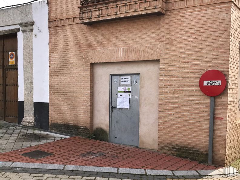 Retail for rent at Calle Moral, 1, Burguillos de Toledo, Toledo, 45112 with door, brickwork, wood, road surface, brick, building material, wall, real estate, facade and fixture around