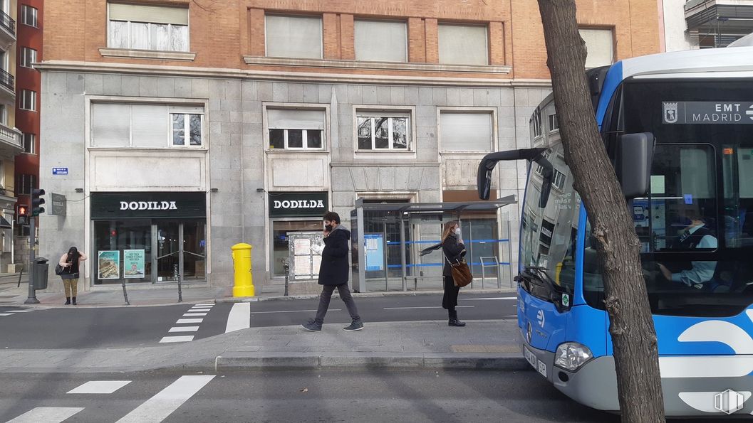 Local en alquiler en Paseo Castellana, 70, Chamartín, Madrid, 28046 con persona, autobús, ventana, edificio, neumático, vehículo, asfalto, servicio de autobús turístico, vehículo motorizado y barrio alrededor