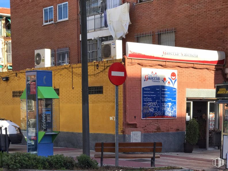 Local en alquiler y venta en Calle Alicante, 3, Getafe, Madrid, 28903 con mesa de trabajo, edificio, propiedad, ventana, planta, naranja, barrio, superficie de carretera, línea y pared alrededor