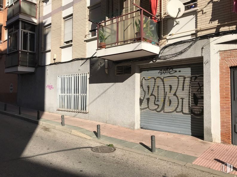 Local en alquiler y venta en Calle Ceuta, 28, Alcobendas, Madrid, 28100 con código de barras 1d, día, edificio, ventana, superficie de carretera, madera, diseño urbano, asfalto, barrio y acera alrededor