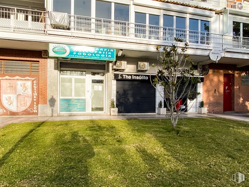 Local en alquiler en Parque Lisboa - La Paz, Alcorcón, Madrid, 28924 con propiedad, ventana, edificio, planta, diseño urbano, fachada, hierba, inmobiliario, ciudad y condominio alrededor