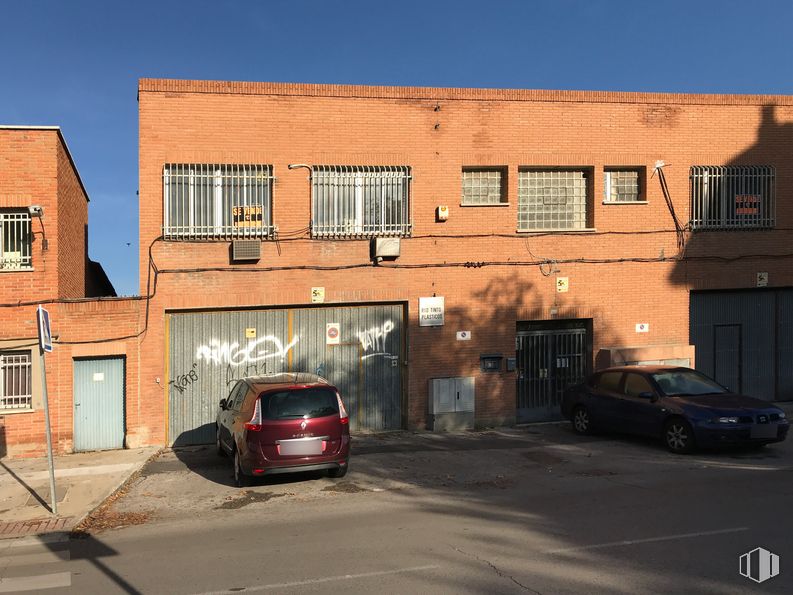 Nave en alquiler y venta en Calle Forja, 35, Torrejón de Ardoz, Madrid, 28850 con coche, edificio, ventana, puerta, vehículo terrestre, cielo, propiedad, rueda, neumático y vehículo alrededor