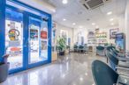 Retail for sale at Calle Eras Altas, Villa de Vallecas, Madrid, 28031 with packaged goods, property, houseplant, chair, shelf, flooring, retail, plant, building and desk around