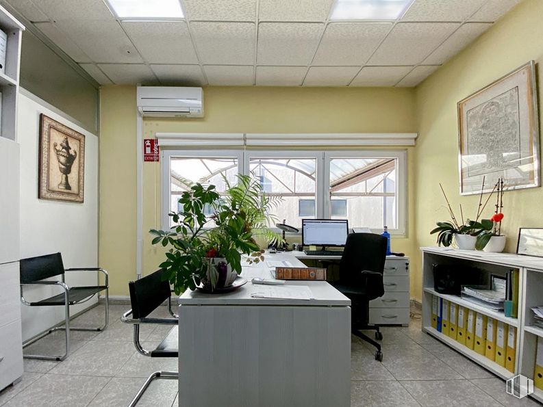 Oficina en venta en Calle Azuela, Collado Villalba, Madrid, 28400 con pantalla de ordenador, estantería, silla, ventana, planta de interior, marco, escritorio, mueble, propiedad y planta alrededor