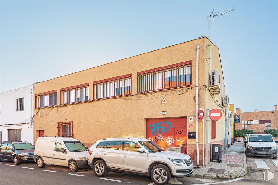 Nave en venta en Calle Fuensaviñán, 2, San Blas - Canillejas, Madrid, 28022 con coche, neumático, camioneta, edificio, rueda, luz de estacionamiento, vehículo terrestre, cielo, vehículo y propiedad alrededor