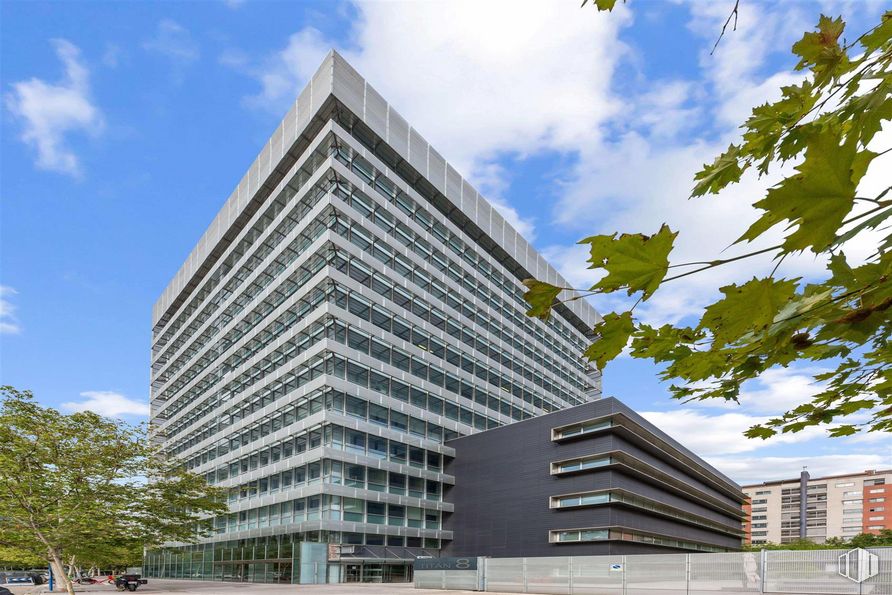 Oficina en alquiler en Calle Titán, 8, Arganzuela, Madrid, 28045 con edificio, nube, cielo, durante el día, propiedad, rascacielos, bloque de pisos, árbol, diseño urbano y condominio alrededor