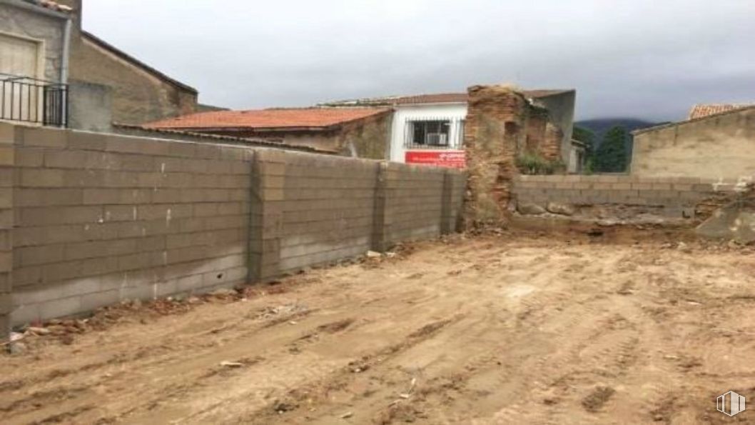 Land for sale at Avenida Constitución, 18, Cadalso de los Vidrios, Madrid, 28640 with house, sky, cloud, window, land lot, wood, rural area, brick, landscape and building around