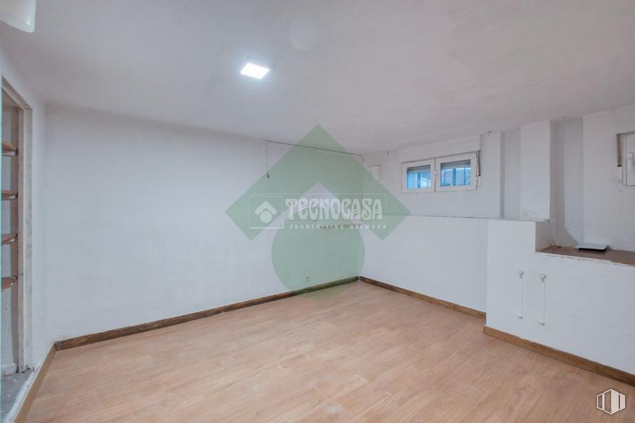 Local en venta en Calle Eduardo Morales, Carabanchel, Madrid, 28025 con ventana, pintura, madera, suelos, suelo, hall, sombra, tinte para madera, accesorio y madera dura alrededor