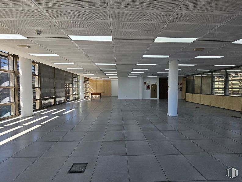 Oficina en alquiler en Natea Business Park, Avenida Industria, 4, Alcobendas, Madrid, 28108 con lámpara, accesorio, edificio, interiorismo, suelos, suelo, hall, techo, vidrio y edificio comercial alrededor