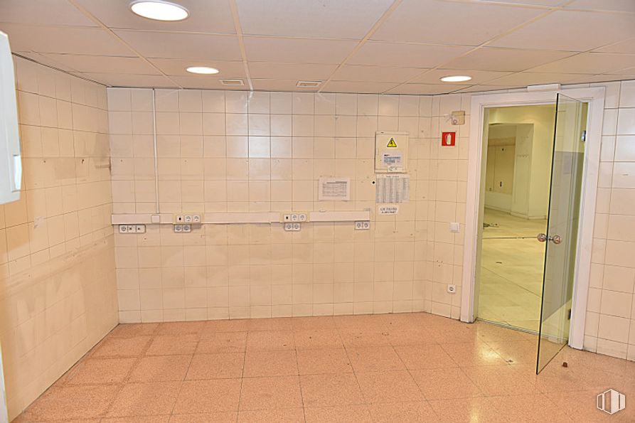 Retail for sale & for rent at Calle Madrid, Getafe, Madrid, 28901 with door, flooring, floor, wall, ceiling, lighting, interior design, tile, composite material and tile flooring around