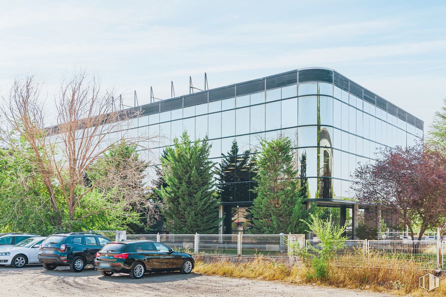 Office for sale at Calle Carpinteros, Villaviciosa de Odón, Madrid, 28670 with car, building, automotive parking light, plant, tire, sky, wheel, vehicle, cloud and tree around