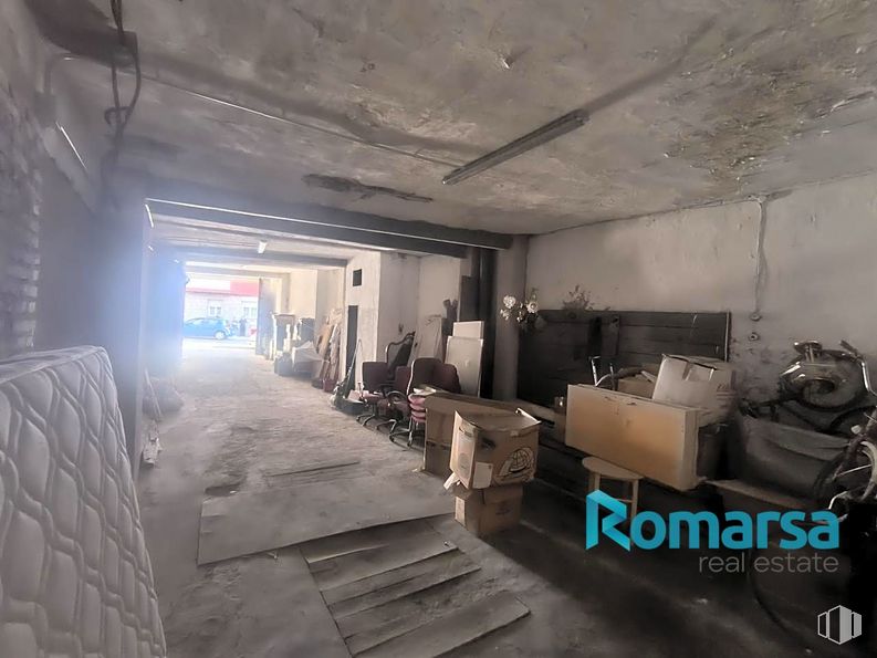 Retail for sale at Calle Don Rufino Martín, Ávila, 05002 with shipping box, building, interior design, flooring, floor, couch, hall, wood, space and ceiling around