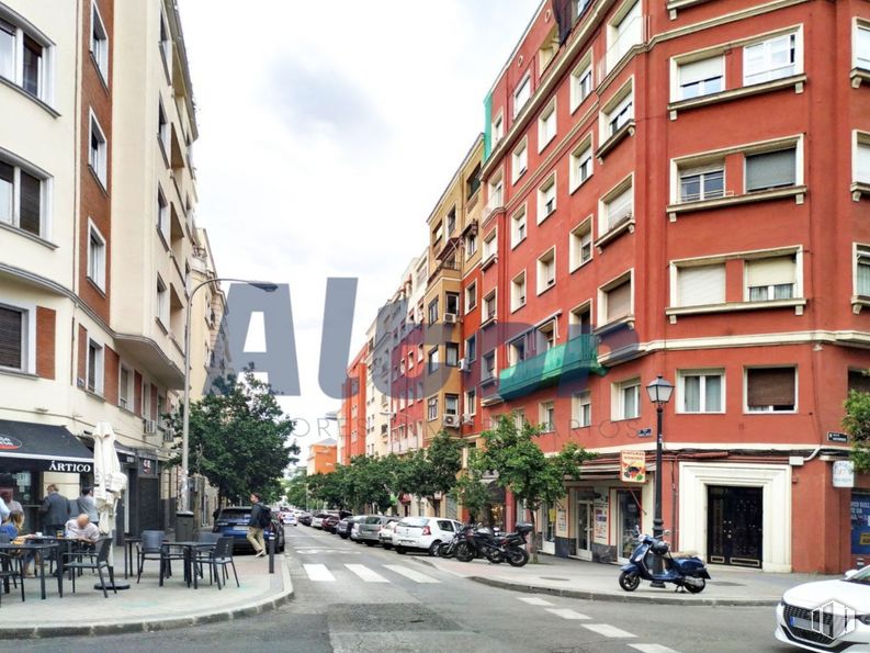 Local en alquiler y venta en Calle Gaztambide, Chamberí, Madrid, 28015 con coche, edificio, motocicleta, ventana, vehículo, nube, infraestructura, rueda, cielo y neumático alrededor