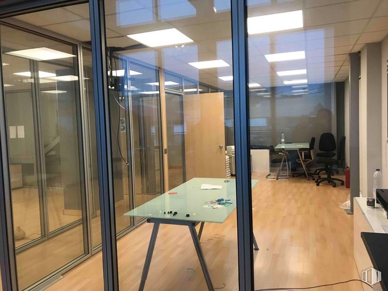 Oficina en alquiler en Zona empresarial Alcobendas, Alcobendas, Madrid, 28108 con mesa, lámpara, silla, accesorio, madera, interiorismo, suelo, suelos, edificio y pared alrededor