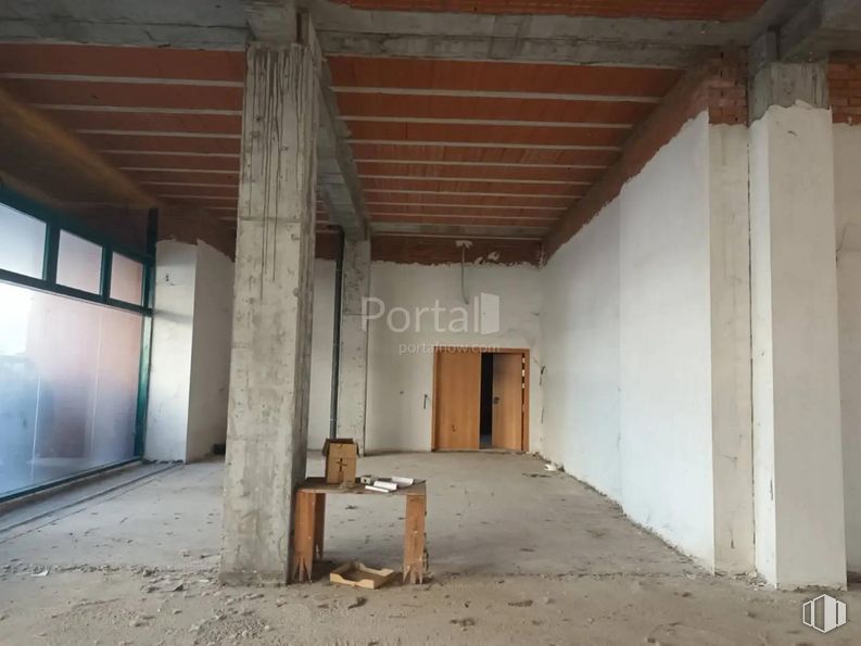 Office for sale at Calle Francisco Medina Mendoza, 39, Cabanillas del Campo, Guadalajara, 19171 with table, property, wood, fixture, hall, floor, flooring, beam, hardwood and building material around