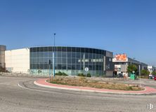 Industrial for sale at Polígono Industrial Neinor, Leganés, Madrid, 28914 with building, sky, street light, asphalt, road surface, plant, urban design, residential area, facade and commercial building around