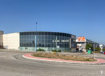 Industrial for sale at Polígono Industrial Neinor, Leganés, Madrid, 28914 with building, sky, street light, asphalt, road surface, plant, urban design, residential area, facade and commercial building around