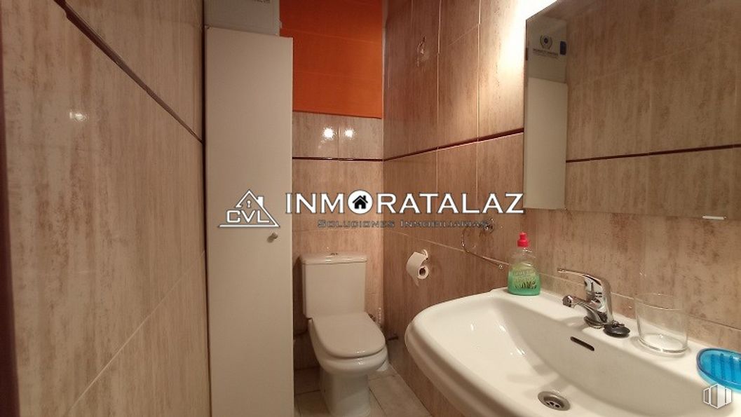 Local en venta en Avenida de Moratalaz, Moratalaz, Madrid, 28030 con inodoro, fregadero, marrón, grifo, accesorio de fontanería, edificio, baño, diseño de interiores, fluido y lavabo de baño alrededor