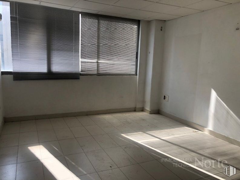 Nave en venta en Polígono Industrial El Nogal, Algete, Madrid, 28110 con persiana de la ventana, ventana, edificio, accesorio, sombra, interiorismo, madera, suelo, suelos y propiedad material alrededor