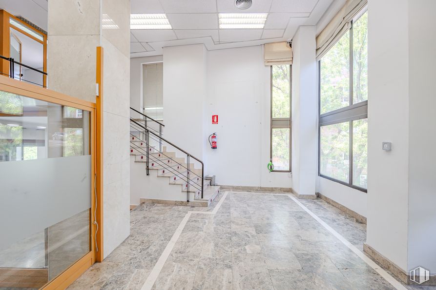 Local en venta en Ronda de Segovia, Arganzuela, Madrid, 28005 con ventana, lámpara, edificio, accesorio, hall, madera, interiorismo, suelos, suelo y inmobiliario alrededor