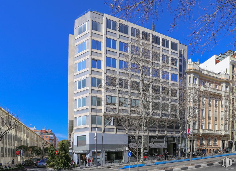 Oficina en alquiler en Calle Príncipe de Vergara, 43, Salamanca, Madrid, 28001 con edificio, cielo, tiempo de día, propiedad, ventana, azul, bloque de pisos, diseño urbano, condominio y edificio comercial alrededor