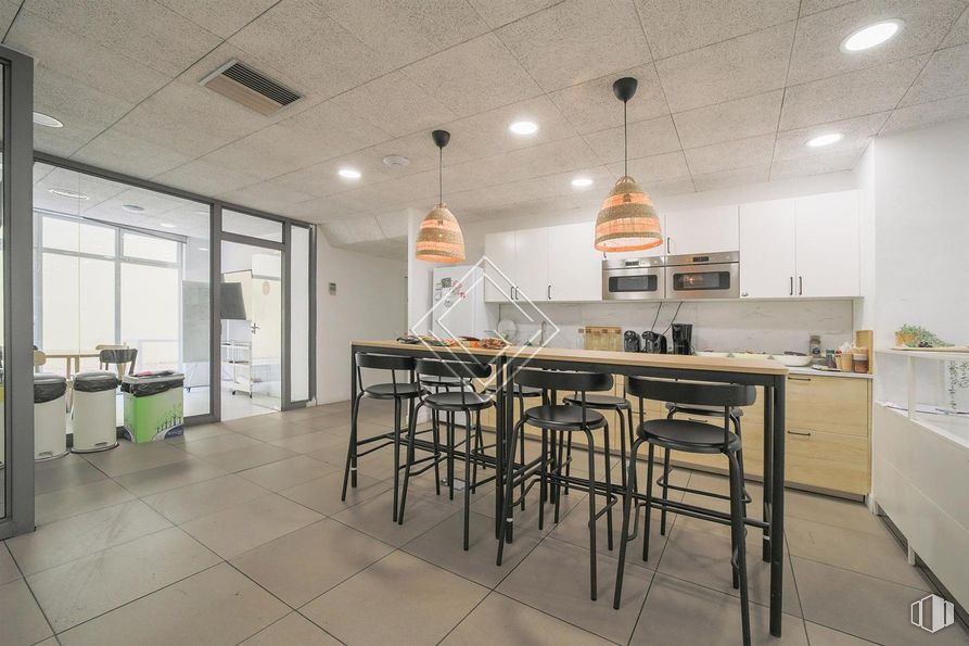 Oficina en alquiler en Zona Guindalera, Salamanca, Madrid, 28028 con alumbrado, lámpara, silla, taburete, mesa, edificio, mueble, madera, ventana y interiorismo alrededor