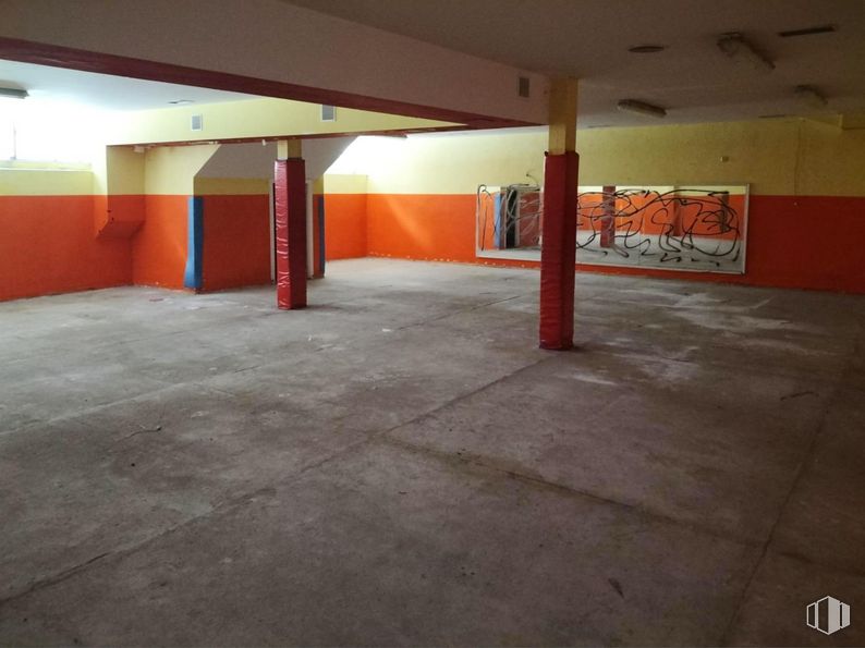 Retail for sale at Calle Salvador, 14, Getafe, Madrid, 28904 with hall, flooring, floor, building, parking, ceiling, fixture, concrete, parking lot and city around