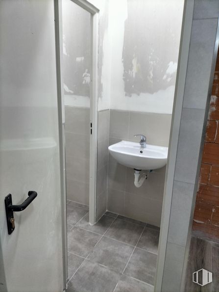 Local en alquiler en Calle Perseo, 21, Móstoles, Madrid, 28938 con fregadero, accesorios de fontanería, propiedad, cuarto de baño, grifo, accesorio, lavabo, edificio, suelo y suelos alrededor