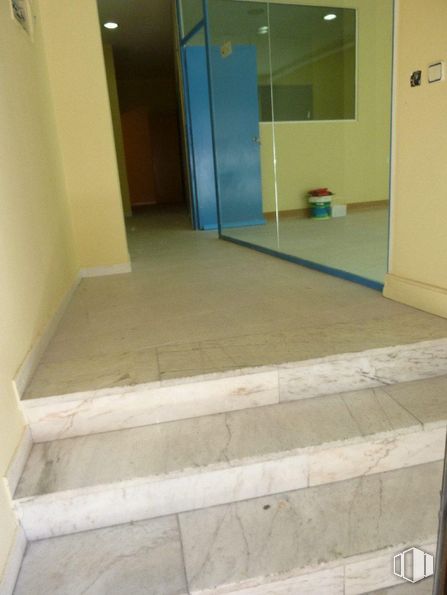 Retail for rent at Zona Estación, Las Rozas de Madrid, Madrid, 28230 with mirror, fixture, door, wood, flooring, floor, composite material, stairs, rectangle and paint around