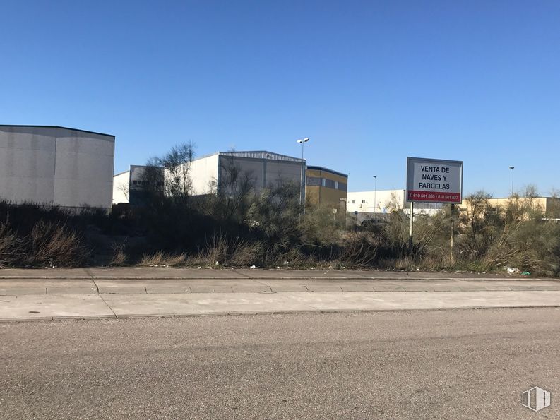 Land for sale at Calle Dulcinea, 4, Toledo, 45006 with building, sky, plant, street light, land lot, asphalt, electricity, overhead power line, tree and gas around