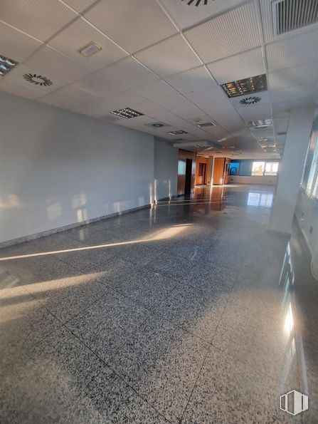 Oficina en alquiler en Zona El Pinar - Punta Galea, Las Rozas de Madrid, Madrid, 28230 con suelos, suelo, hall, superficie de la carretera, techo, asfalto, ciudad, edificio, silla y evento alrededor