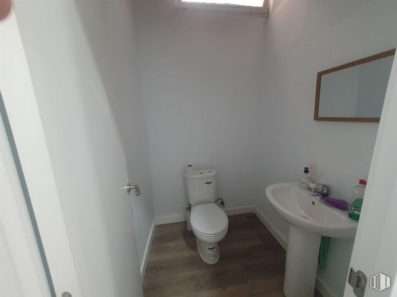 Local en venta en Zona Moratalaz, Moratalaz, Madrid, 28030 con inodoro, fregadero, propiedad, edificio, grifo, accesorios de fontanería, cuarto de baño, accesorio, lavabo y morado alrededor